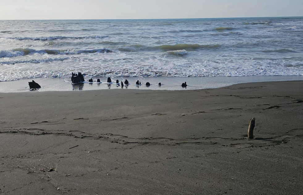 Scoperta archeologica a Ladispoli: i resti lignei sulla spiaggia sono di una nave romana 1