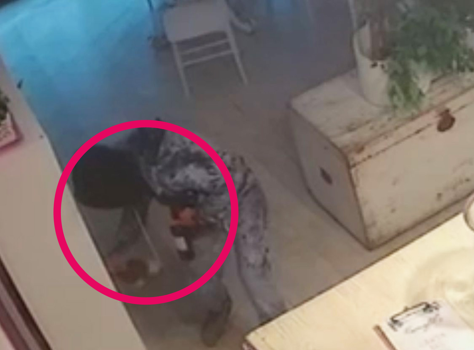 Ladro seriale sorpreso a rubare nel ristorante, si rompe una gamba nella fuga. Soccorso e arrestato (VIDEO) 1