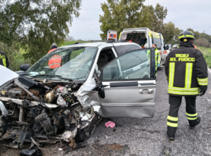 Fiumicino, violento incidente stradale: i vigili del fuoco estraggono dalle lamiere 4 feriti 1