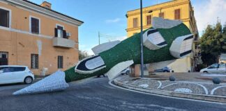 Luminarie Fiumicino di nuovo giù: stavolta cade l’albero