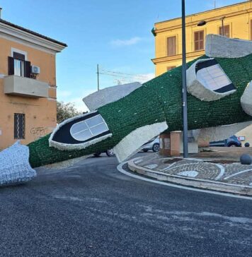 Luminarie Fiumicino di nuovo giù: stavolta cade l’albero
