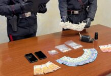 Ostia, droga calata dal terrazzo di casa: spacciatore arrestato