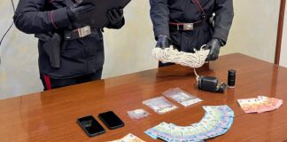 Ostia, droga calata dal terrazzo di casa: spacciatore arrestato