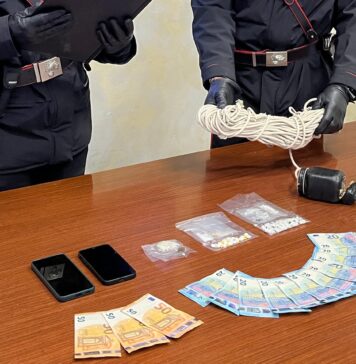 Ostia, droga calata dal terrazzo di casa: spacciatore arrestato