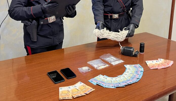 Ostia, droga calata dal terrazzo di casa: spacciatore arrestato