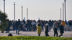 Ultima domenica dell'anno con migliaia di persone ad affollare i lungomare e le spiagge del litorale 