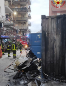 Ladispoli, incendio di un container pieno di attrezzi: edifici e auto minacciati dalle fiamme 1