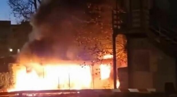 Roma, incendio a Villa Borghese: stazioni metro Spagna e Flaminio evacuate per il fumo (VIDEO) 1