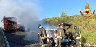 Incidente a Santa Marinella: auto a GPL prende fuoco dopo violento scontro