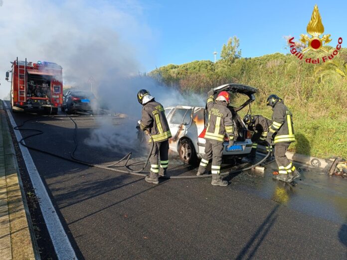 Incidente a Santa Marinella: auto a GPL prende fuoco dopo violento scontro