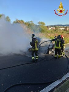 Incidente a Santa Marinella: auto a GPL prende fuoco dopo violento scontro 1