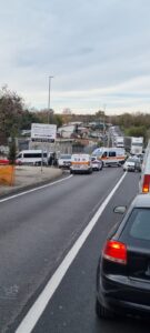 Grave incidente a Casal Bernocchi, coinvolta una moto: diciannovenne in codice rosso e traffico bloccato 1