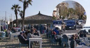 Aria di primavera sul lungomare nell'ultima domenica dell'anno