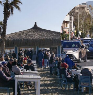 Aria di primavera sul lungomare nell'ultima domenica dell'anno