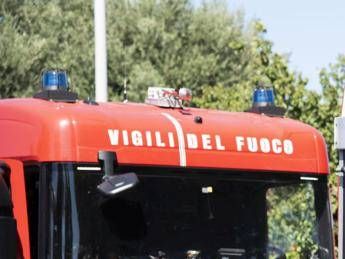 Incendio all’alba a Napoli, morto un 55enne: salvi il fratello e la madre