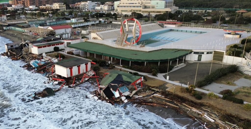 Tra stabilimenti sequestrati, vandalizzati, abbandonati e precari, sarà una stagione nerissima per le spiagge di Ostia 2