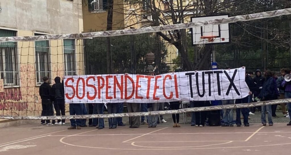 “Puniteci tutti”: gli occupanti del liceo Manara scendono in strada: Monteverde bloccata 1