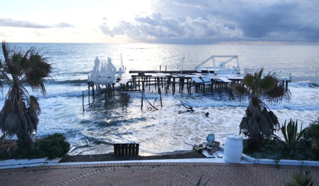 A Ostia erosione costiera senza freni: il mare è a ridosso della Fontana dello Zodiaco (VIDEO) 1