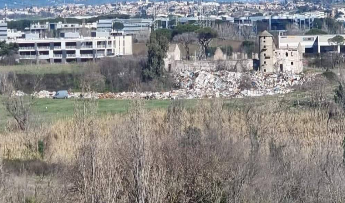 Una enorme discarica di rifiuti nascosta nella natura: la denuncia social con le foto shock 1