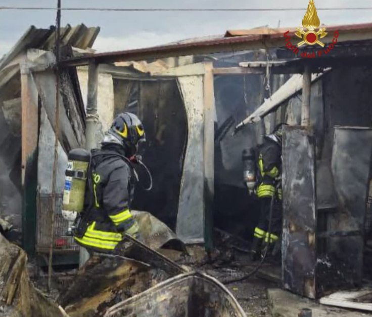 Incendio al campo rom di Castel Romano: quattro feriti soccorsi nei moduli distrutti dalle fiamme 2