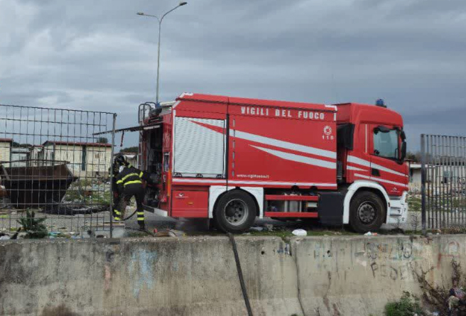 Incendio al campo rom di Castel Romano: quattro feriti soccorsi nei moduli distrutti dalle fiamme 1