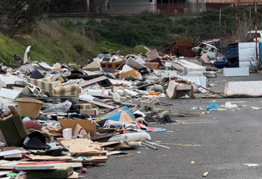 Bomba ecologica a Fonte Ostiense: carcasse di auto e amianto nella discarica a cielo aperto 1