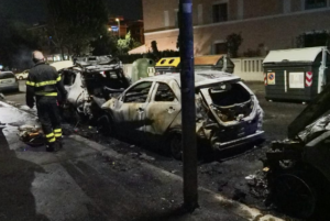 Incendio di auto a Ostia: sul posto i vigili del fuoco (VIDEO) 2