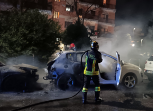 Incendio di auto a Ostia: sul posto i vigili del fuoco (VIDEO) 1