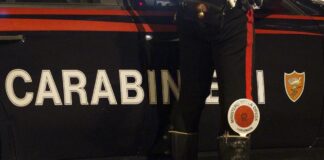 Roma, picchia moglie e figlia con manico di scopa: arrestato per maltrattamenti in famiglia