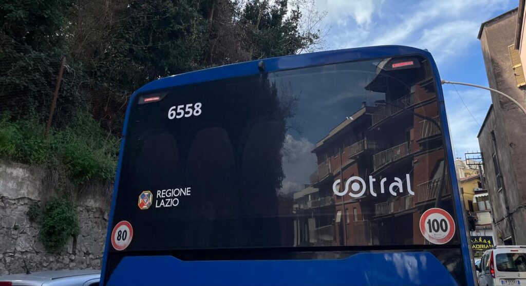 «Fermati qui»: al no dell’autista scatta il pugno. Violenza a bordo del bus a Tivoli 1