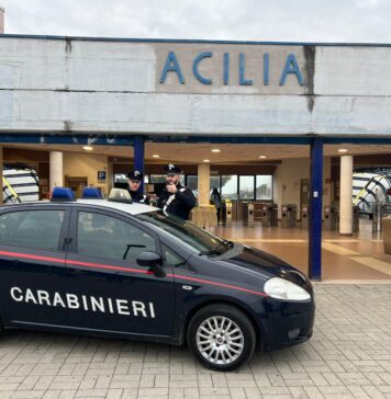 Acilia, fugge all'alt dei carabinieri e provoca incidenti: trentenne arrestata