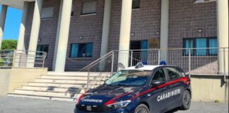 Roma, ruba due Rolex. Poi calci e pugni ai carabinieri che lo fermano