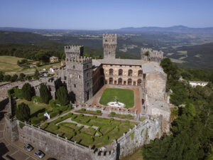 Visita di Torre Alfina, uno dei “Borghi più belli d’Italia”: tra i misteri del Castello, escape room e passeggiate nel bosco 2