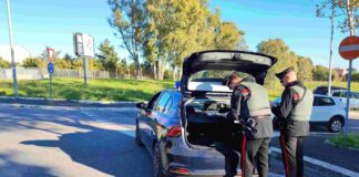 Carabinieri impegnati in un posto di blocco