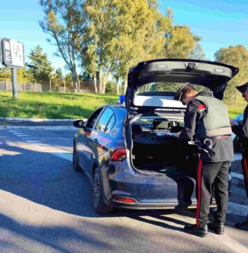 Carabinieri impegnati in un posto di blocco