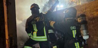 Roma, esplosione notturna in un’attività commerciale a Casal Bruciato: incendio devasta locali, vetrine e auto