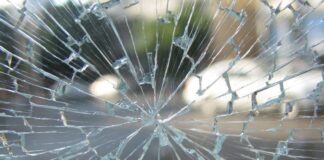 Ostia, atti vandalici contro le auto in sosta: prese a bastonate sulle vie centrali