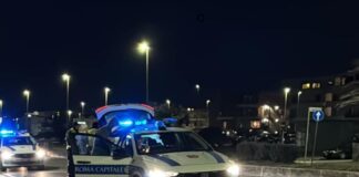 Contromano sul lungomare di Ostia: auto scatena il panico e colpisce diversi veicoli