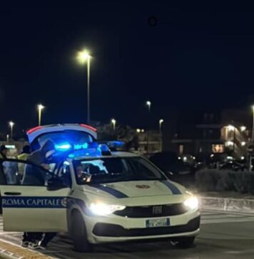 Contromano sul lungomare di Ostia: auto scatena il panico e colpisce diversi veicoli