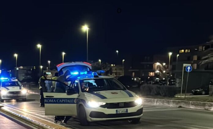 Contromano sul lungomare di Ostia: auto scatena il panico e colpisce diversi veicoli