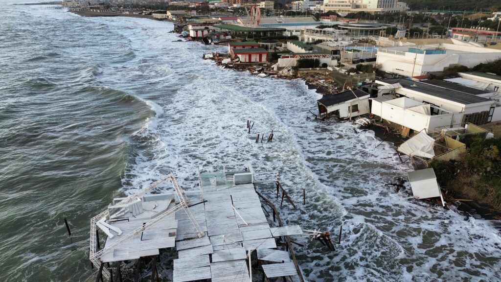 Ostia: stabilimenti balneari inghiottiti dal mare, Ciocchetti sollecita lo stato di calamità 1