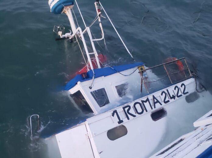 Peschereccio affonda al porto di Anzio: operazioni di recupero e indagini in corso