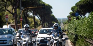 Panico sulla Colombo, contromano a velocità folle e poi aizza il pitbull contro la Polizia Locale