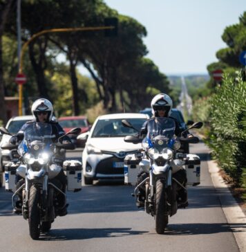 Panico sulla Colombo, contromano a velocità folle e poi aizza il pitbull contro la Polizia Locale