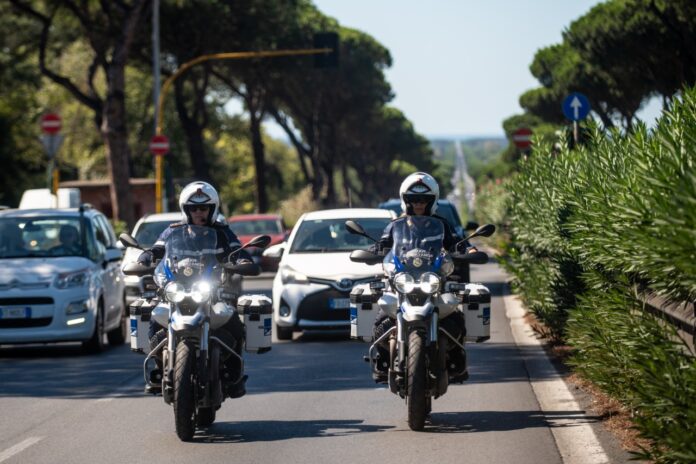 Panico sulla Colombo, contromano a velocità folle e poi aizza il pitbull contro la Polizia Locale