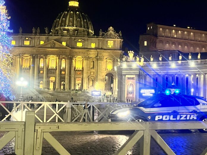 Dal Papa l'invito all'accoglienza mentre il Vaticano blinda i confini (Foto: Canaledieci.it)