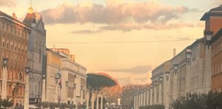 Roma, abusivismo commerciale: 5000 articoli illegali sequestrati nel centro storico - Canaledieci.it