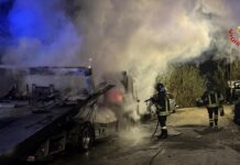 Incendio nella notte a Santa Marinella: coinvolti due veicoli