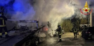 Incendio nella notte a Santa Marinella: coinvolti due veicoli