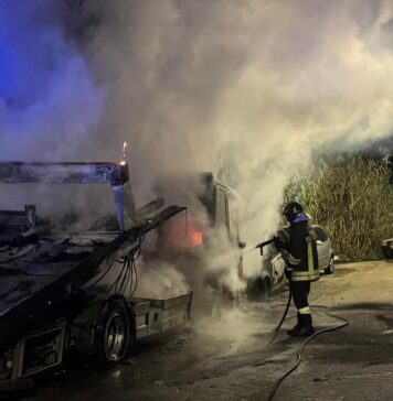 Incendio nella notte a Santa Marinella: coinvolti due veicoli